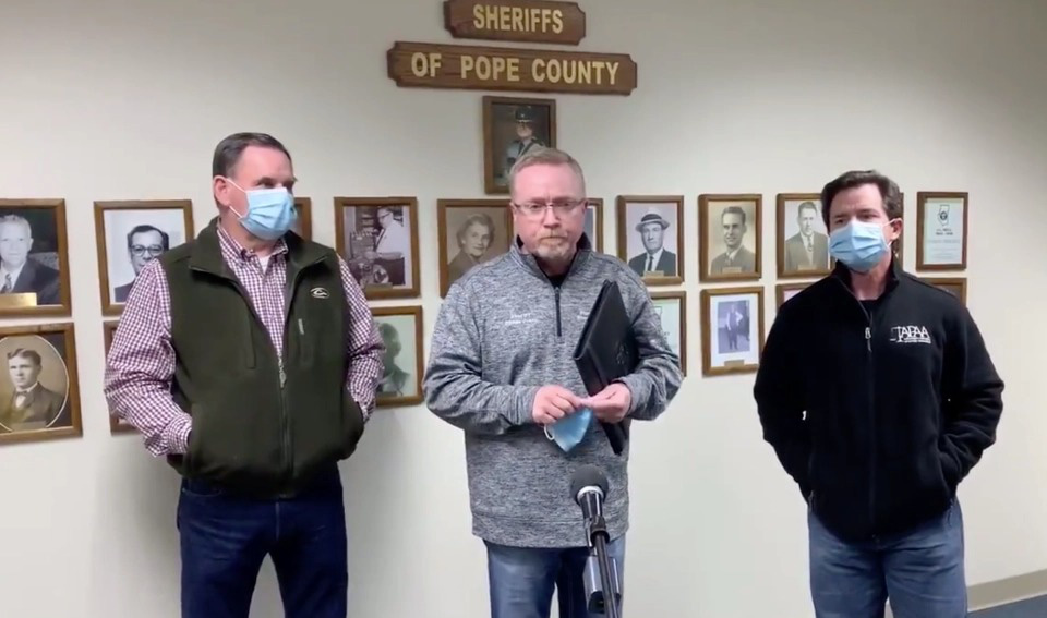 Phát ngôn viên Văn phòng cảnh sát trưởng hạt Pope nói tại cuộc họp báo. Ảnh: Văn phòng Cảnh sát trưởng hạt Pope