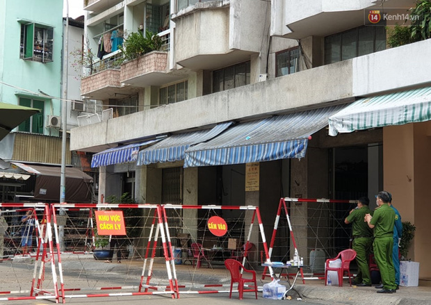 Lực lượng chức năng phong toả lô B, chung cư Sư Vạn Hạnh nơi phát hiện ca nghi nhiễm Covid-19. (Ảnh: Tứ Quý)