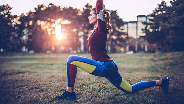 Trước khi bắt đầu các bài tập, tốt nhất bạn nên khởi động trước, đặc biệt là các bài tập vận động mạnh để giảm nguy cơ bong gân do vận động đột ngột.