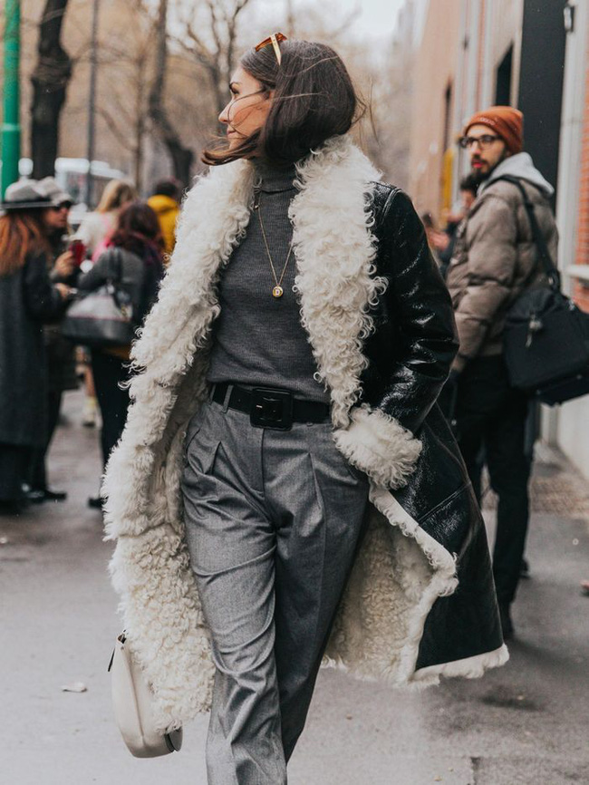 Hãy ưu tiên mặc quần áo hoặc áo khoác tối màu khi tham gia các hoạt động thể chất ngoài trời vì chúng có thể giúp giữ ấm cho bạn.