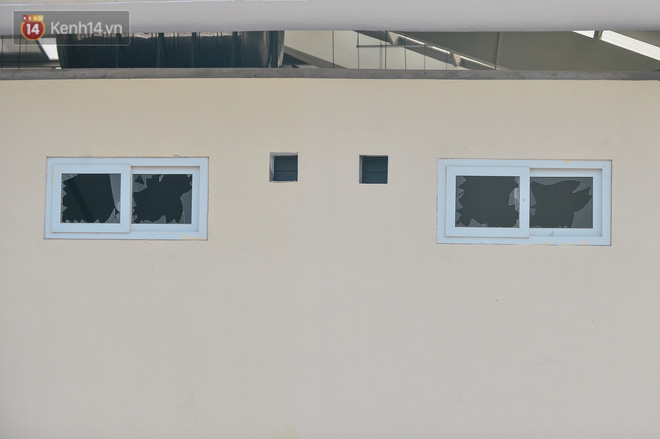 Nhiều chiếc trụ trong chợ đã bị rỉ sét, những tấm kinh thông gió bị vỡ