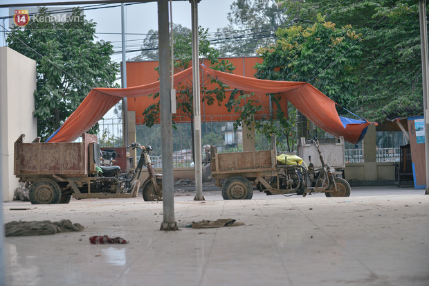 Những cuộn dây cáp, những chiếc xe chở vật liệu xây dựng cũng được để tại đây