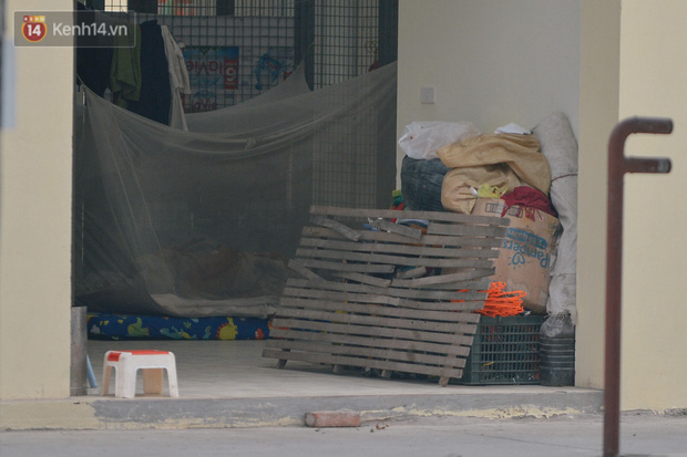 Thậm chí, có người còn mắc màn ngủ và sinh hoạt ở những ki-ốt bỏ trống
