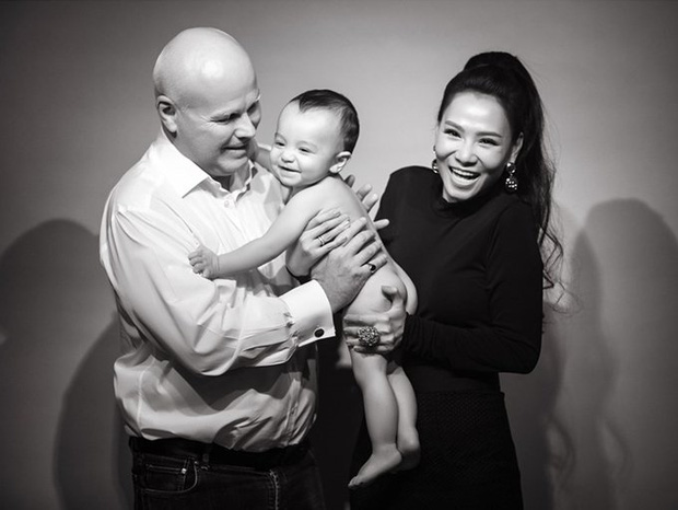 Được biết, Thu Minh hạ sinh bé trai tên Winston Vũ De Jager vào tháng 5/2015, tuy nhiên mãi đến 2019, nữ ca sĩ mới chịu công khai diện mạo của quý tử. 