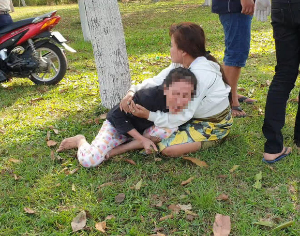 Người vợ gào khóc thảm thiết.