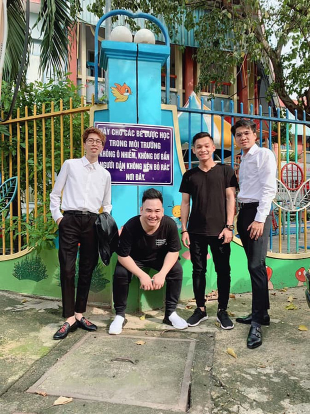 ViruSs (ngoài cùng bên trái) vẫn còn độc thân trong khi các bạn mình đã có vợ hoặc sắp có vợ cả rồi