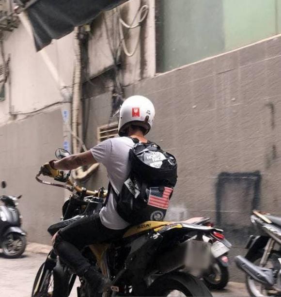 Hình ảnh Huy Trần lái motor qua nhà 