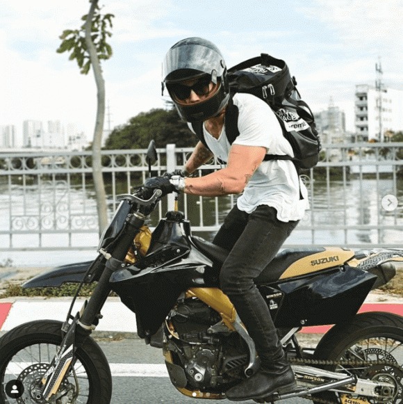 Chiếc motor này cũng được nam CEO điển trai thường xuyên di chuyển và ghi lại các khoảnh khắc 