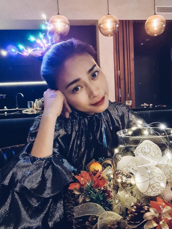 Không gian trang trí Noel tại nhà của nữ đạo diễn trông vô cùng lãng mạn, người đẹp cũng đăng tải hình ảnh này kèm biểu tượng hình trái tim đỏ với lời nhắn: 