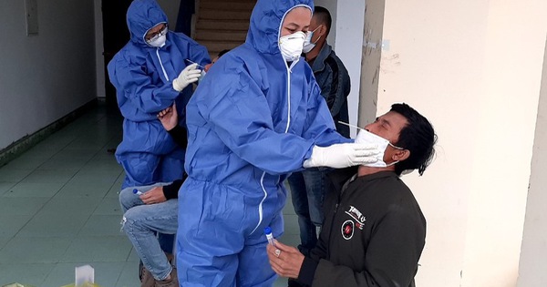 Các cán bộ y tế lấy mẫu để xét nghiệm Covid-19 đối với 3 thợ hồ nhập cảnh trái phép về Quảng Bình