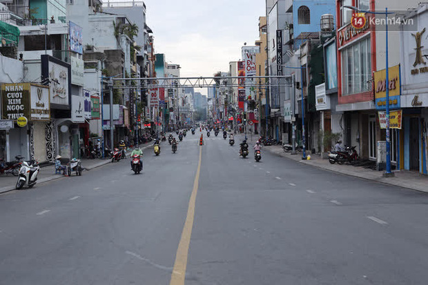 Nhiều tuyến đường trung tâm vắng vẻ