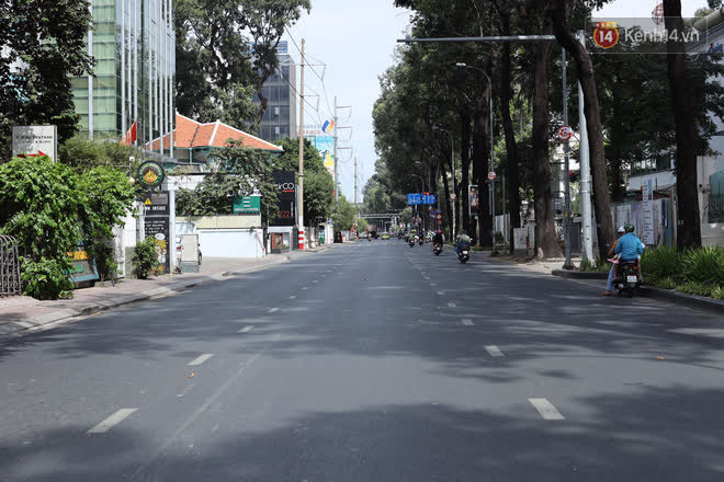 Các con phố thường ngày tấp nập, náo nhiệt nay thưa thớt người qua lại