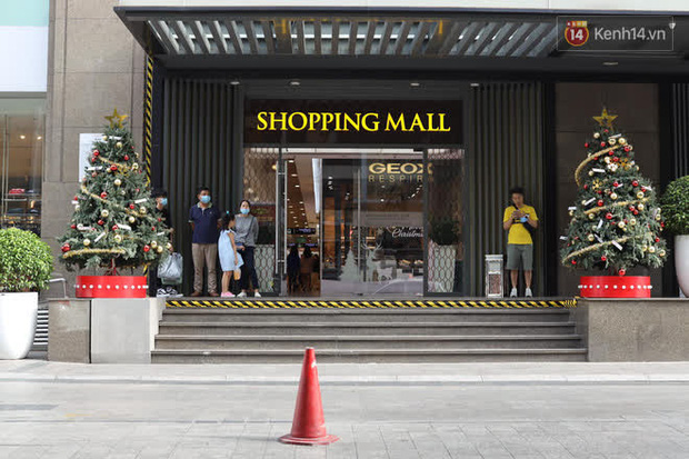Trung tâm thương mại cũng vắng bóng người