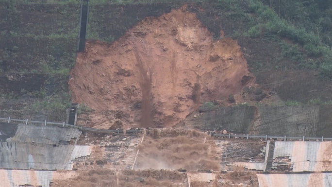 Cận cảnh vị trí bị rò rỉ nước. Ảnh chụp sáng 1-1