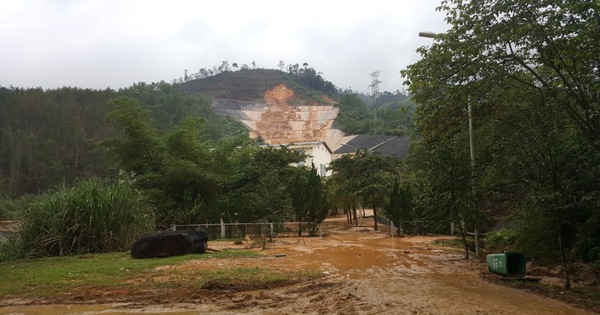 Bùn đất chảy tràn xuống. Ảnh: NDCC