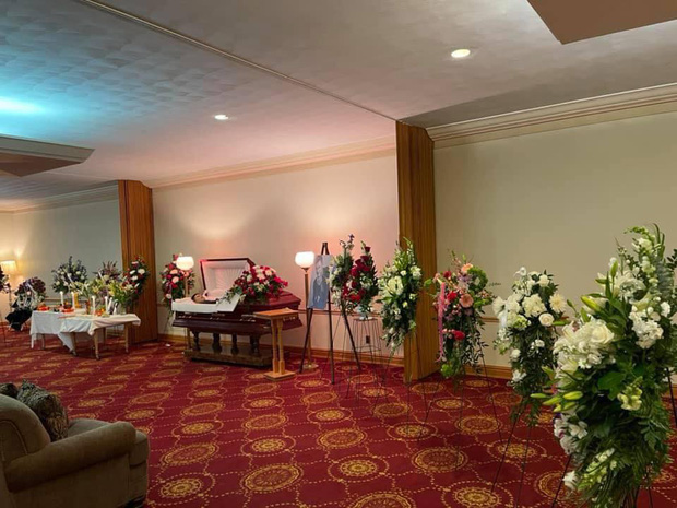 Linh cữu của cố ca sĩ Vân Quang Long được đặt giữa rất nhiều vòng hoa tiếc thương