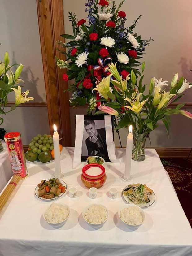 Bàn thờ của cố ca sĩ Vân Quang Long với tấm di ảnh trắng đen khiến người hâm mộ không kìm được nước mắt.