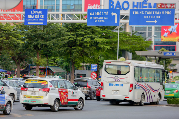 Lối ra vào sân bay cũng đông đúc các phương tiện ra vào (Ảnh: Viết Thanh)