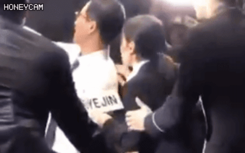 Hyun Bin thậm chí còn liên tục có hành động bảo vệ đối với Son Ye Jin thời điểm đó.