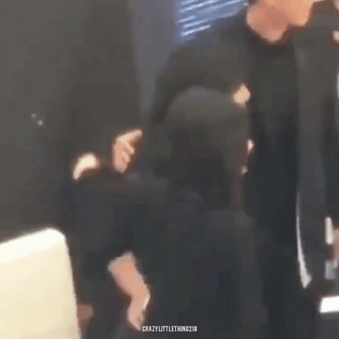 Son Ye Jin bị bắt chọn khoảnh khắc chạm vào tay Hyun Bin khi chụp hình.