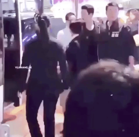 Dù phải về trước nhưng Hyun Bin vẫn phải chờ để chào từ biệt rồi nắm chặt tay Son Ye Jin thì mới yên tâm rời đi.