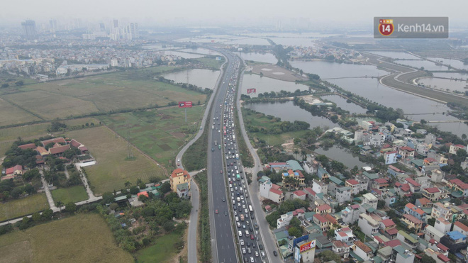 Hàng ngàn phương tiện ùn ứ khoảng 7-8km (Ảnh: Đinh Huy)