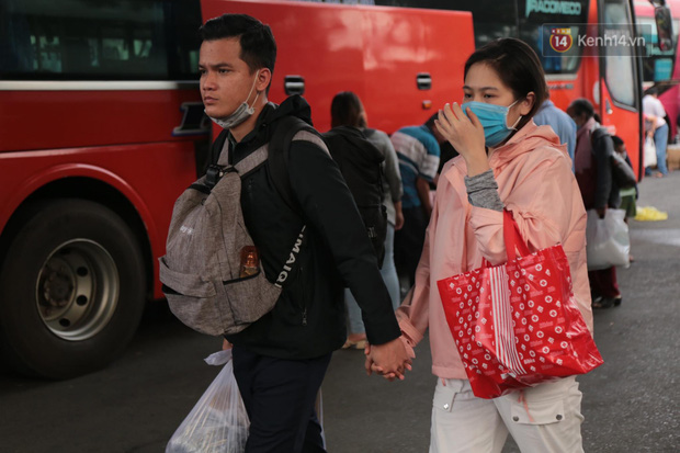 Hành khách khẩn trương rời bến ngay sau khi xuống xe (Ảnh: Tứ Quý)