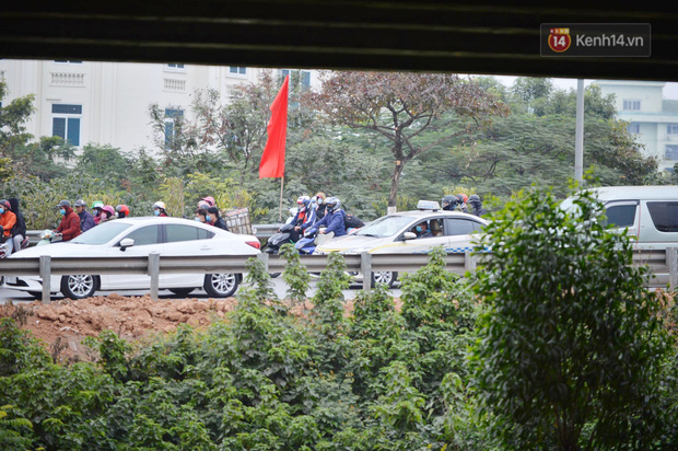 Cả ô tô và xe máy đều rất khó khăn để di chuyển (Ảnh: Đinh Huy)