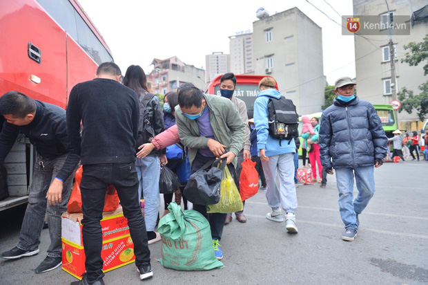 Người dân lấy hành lý hết sức vất vả bởi các xe không được dừng đỗ lâu trong khi lượng khách lại quá đông (Ảnh: Đinh Huy)