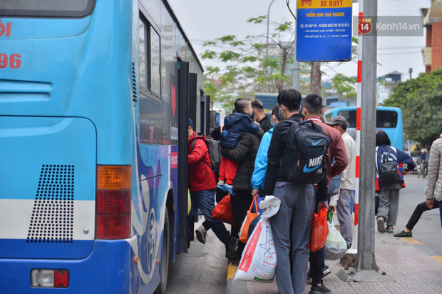 Hành khách chen nhau lên các tuyến xe buýt rời bến (Ảnh: Đinh Huy)