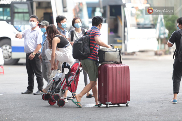 Hầu hết đều mang theo nhiều hành lý, đồ đạc (Ảnh: Tứ Quý)