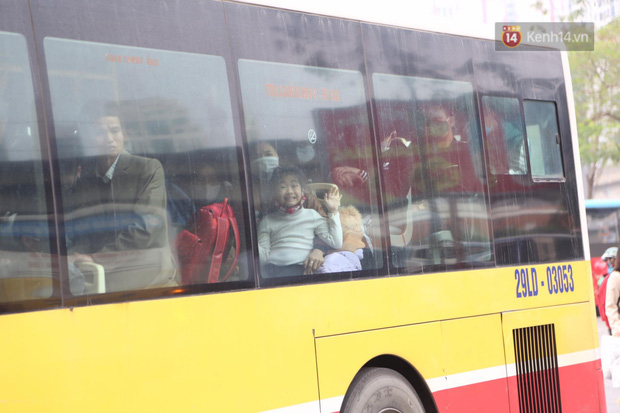 Những chuyến xe buýt chật kín người chuẩn bị rời bến (Ảnh: Long Quyền)