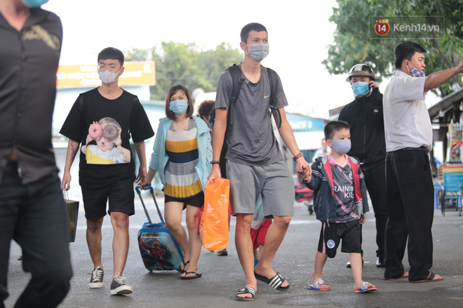 Mỗi chuyến xe đến bến đều chật kín hành khách (Ảnh: Tứ Quý)