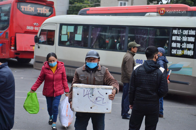 Nhiều người khệ nệ mang vác, lôi kéo hành lý của mình tìm nơi ngồi tạm (Ảnh: Đinh Huy)