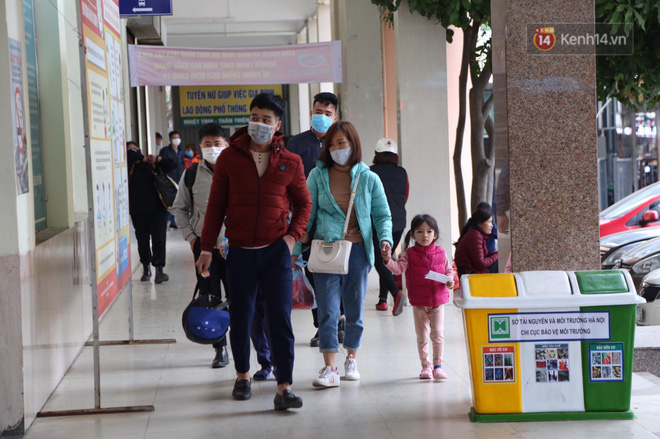 Nhiều gia đình tay xách nách mang trở về thành phố làm việc, học tập (Ảnh: Long Quyền)
