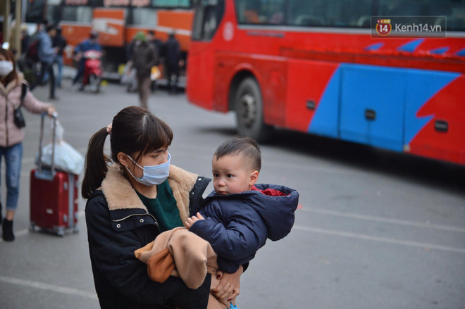 Nhiều cháu bé khóc lớn do mệt mỏi và phải chờ bố mẹ lấy hành lý quá lâu (Ảnh: Đinh Huy)