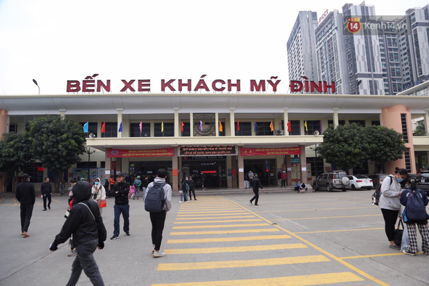 Bến xe Mỹ Đình trở nên đông đúc vào buổi chiều ngày 3/1 (Ảnh: Long Quyền)