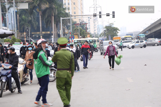 Lực lượng chức năng được tăng cường để đảm bảo an ninh trật tự và tránh ùn tắc giao thông tại khu vực Bến xe Mỹ Đình (Ảnh: Long Quyền)