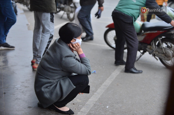 Hầu hết đều tỏ ra mệt mỏi và sốt ruột (Ảnh: Đinh Huy)