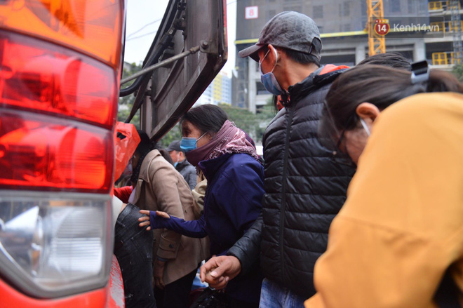 Hành khách xuống xe chen nhau lấy hành lý, đồ đạc (Ảnh: Đinh Huy)