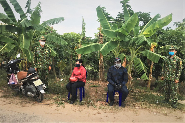 Tổ công tác bắt giữ 2 người vi phạm quy chế tại tuyến tỉnh lộ 952, ấp 5, xã Vĩnh Xương