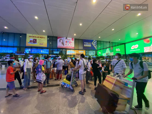 Sân bay Tân Sơn Nhất nhộn nhịp trở lại trong ngày 3/1 (Ảnh: Tứ Quý)