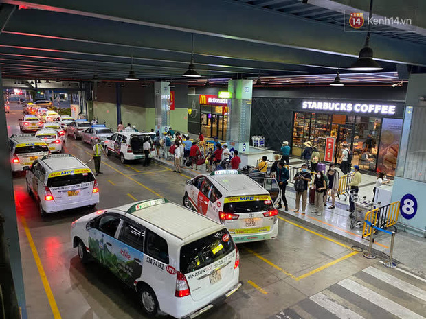 Nhiều xe taxi xếp hàng dài để đón khách ở khu vực sân bay Tân Sơn Nhất (Ảnh: Tứ Quý)