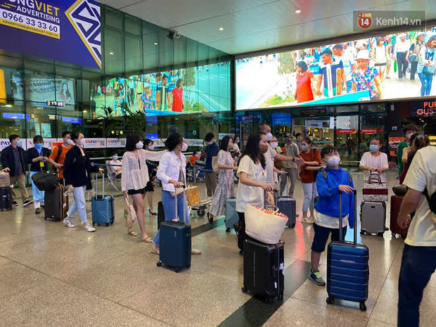 Hành khách phải xếp hàng dài chờ đến lượt mình (Ảnh: Tứ Quý)