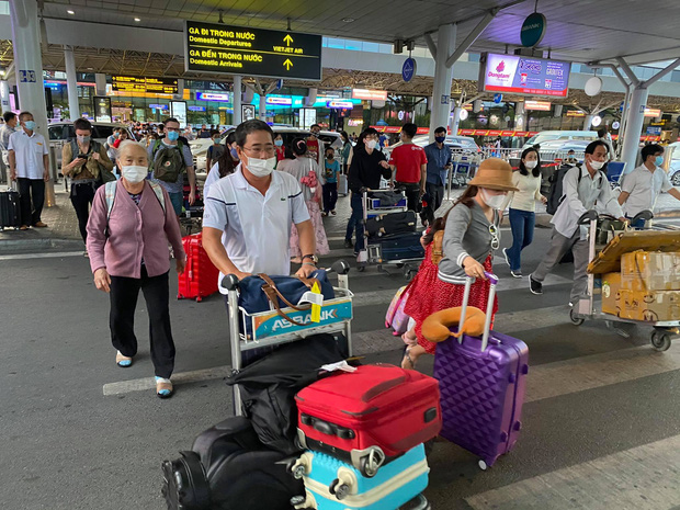 Dòng người hối hả, vội vã sau kỳ nghỉ Tết Dương lịch (Ảnh: Tứ Quý)