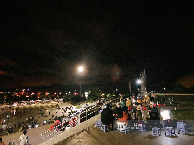 Và đây là cảnh tượng vắng vẻ hiện tại ở Quảng trường Lâm Viên trong một buổi tối cuối tuần đầu tiên của năm mới 