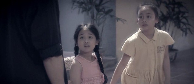 Cô bé (áo hồng) từng đảm nhận vai Thư 