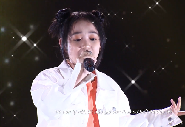 Đến với cuộc thi, sao nhí Về Nhà Đi Con mang tới ca khúc Ba Kể Con Nghe với phần rap đầy cảm xúc