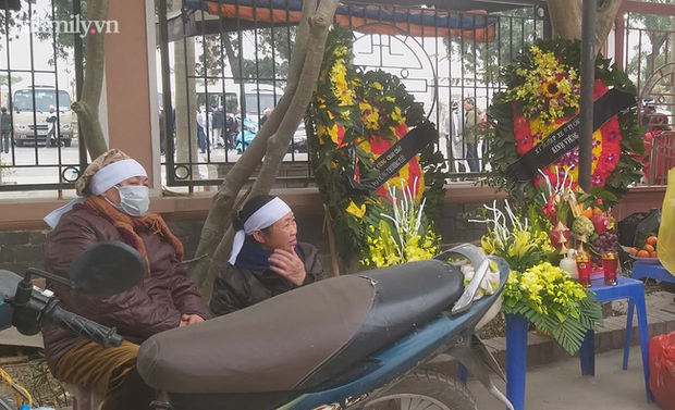 Người thân chờ đợi đưa tro cốt cụ H. về quê