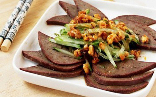 Gan lợn chứa nhiều cholesterol, nếu ăn quá 2-3 lần mỗi tuần sẽ gây thừa cân, béo phì, hại tim mạch.